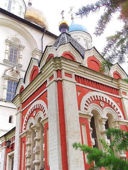 036-Новоспасский-часовня справа от Спасо-Преображенского собора